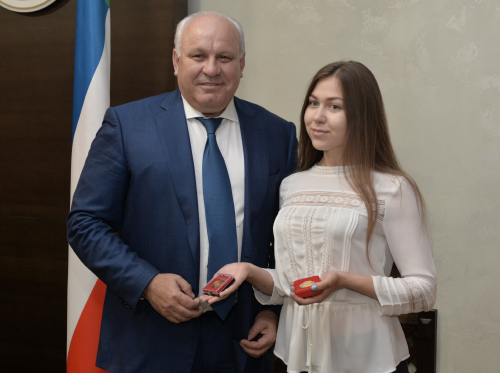 Виктор Зимин вручил медали особо отличившимся выпускникам Хакасии